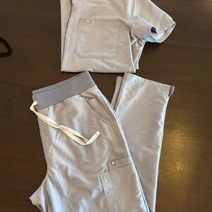 Figs scrubs in Large